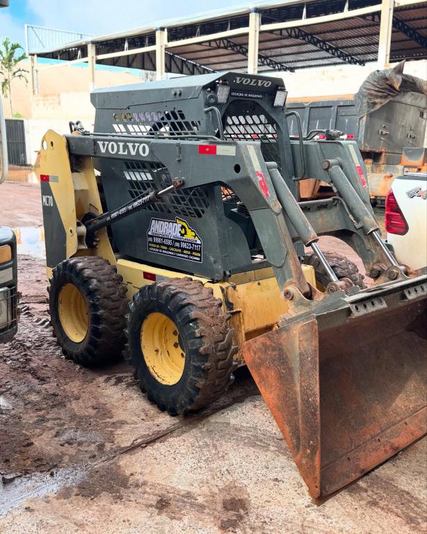 Locação de Mini Pá Carregadeira